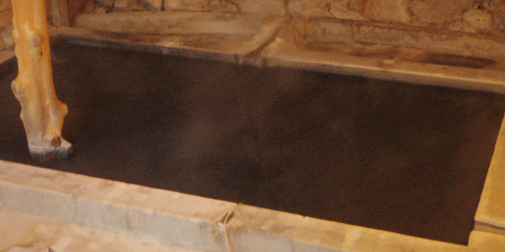 気候などにより、日々その色を変える療養の湯処 元泉館 邯鄲の湯